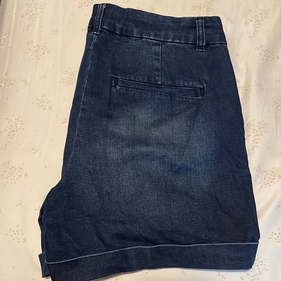 Shorts - Picture 2 of 3